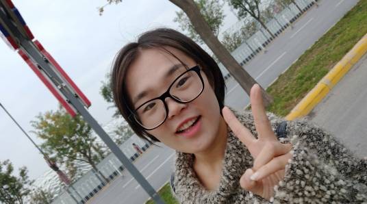 魏哲（李龙国强的妻子、阿克苏李魏信息传媒有限公司总经理、财务负责人）