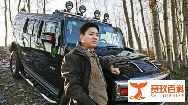 除了牧马人,刘强东还开霸气悍马,奶茶妹的座驾是这辆日系车