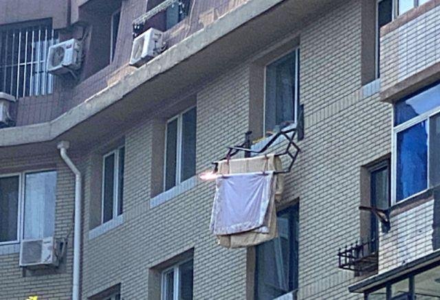 大连一女子为了晒被子，从五楼坠落身亡，给予了我们什么警示
