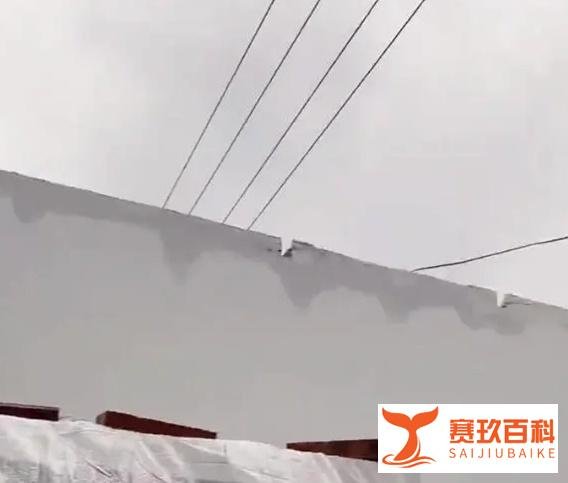 安徽淮北一女子睡醒后,发现房顶被风吹走!
