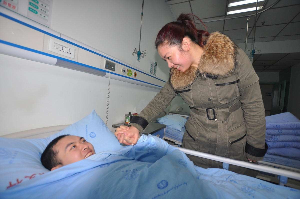 姐姐照顾脑瘫弟弟17年至今未婚，是什么支撑着她?