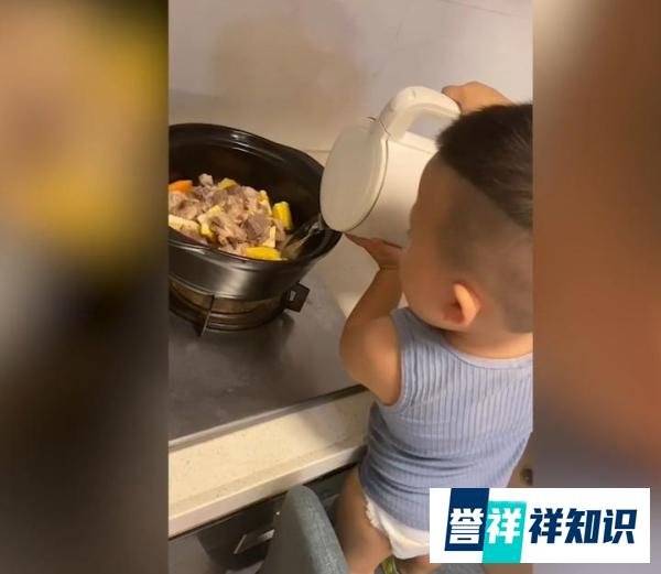 一岁多萌娃单手打鸡蛋，穿尿不湿炒菜，网友：忘喝孟婆汤的大厨