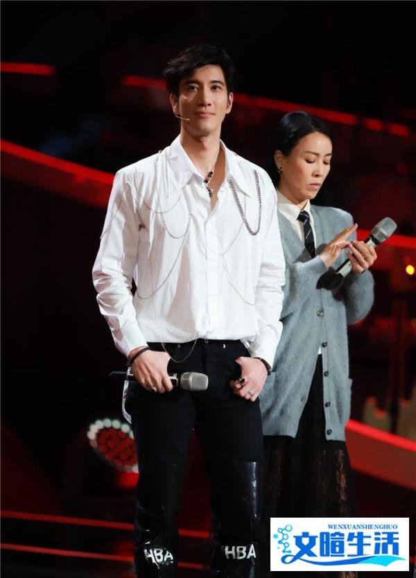 王力宏白衬衫挂满铁链吸睛,搭黑色长裤帅气减龄,从43岁嫩回33岁