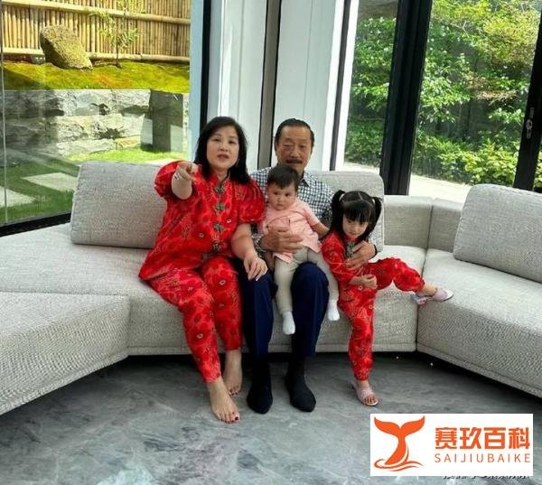 刘德华和朱丽倩给舅舅拜年，富豪陈志远抱孙子在豪宅中晒全家福