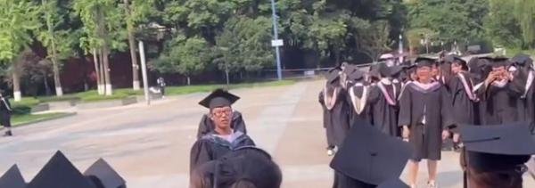 “对不起，大学四年都没让你们得到我！”四川一男生对全系女生道歉