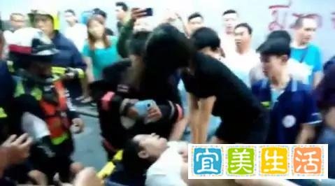 那个穿吊带的女孩,不准进地铁!