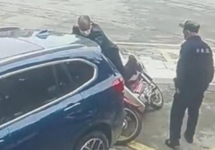 广东一老人骑摩托撞宝马,家属向车主索赔,车主需要担责吗?