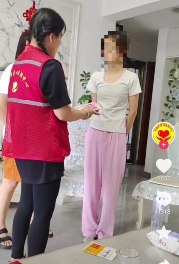 背名牌包？用苹果手机？山东受资助女生引质疑，救助中心：假的！