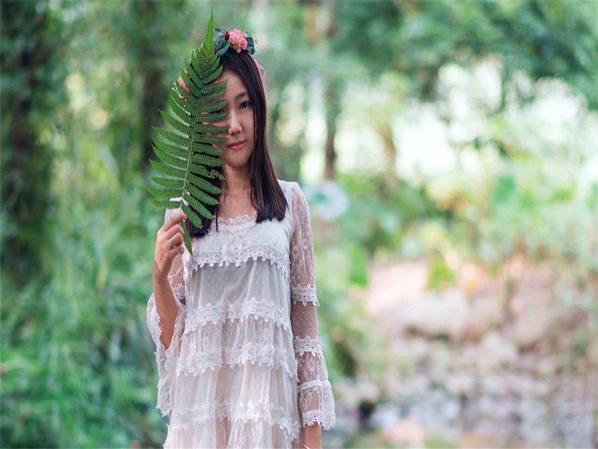 兄弟对我的女朋友很照顾，但有点过度了，要怎么适当提醒一下他？