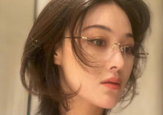 张馨予自曝被行李箱砸出眼泪，网友纷纷吐槽太脆弱，你怎么看？