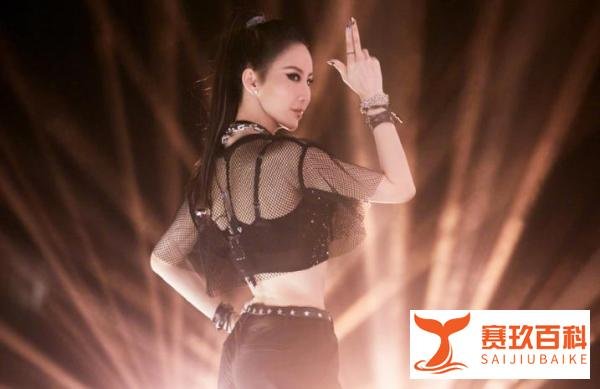 歌后李玟临老翻车?百花奖演唱《刀马旦》全程跑调,本尊发声道歉:耳返出了问题
