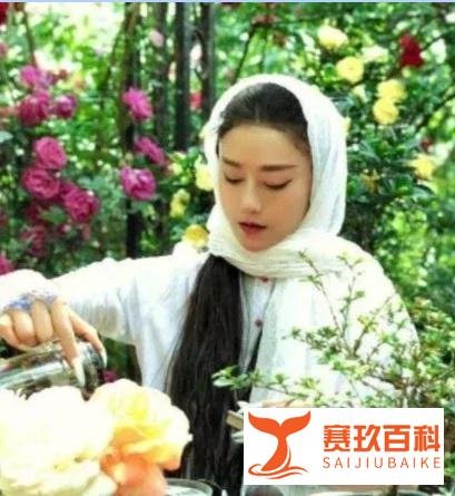 62岁的杨丽萍拄拐被拍,仙气荡然无存