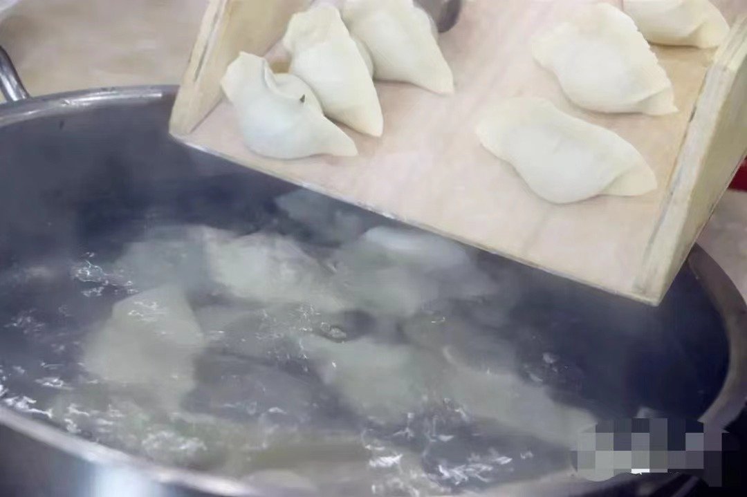 北京一公司过节包水饺吃出水龙头馅,如何看待包此水饺同事的“沙雕”行为?