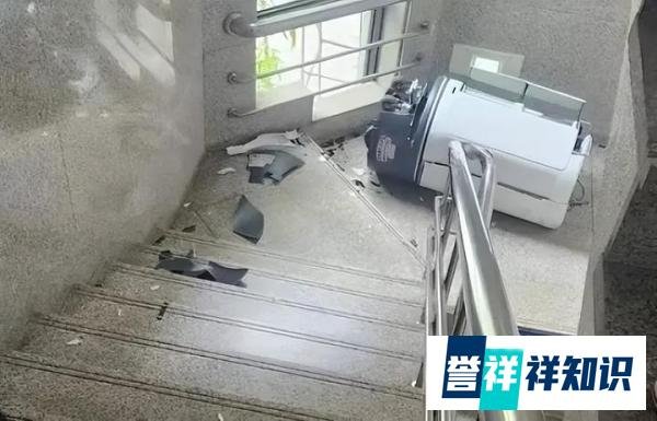 想不开？韩国行政机器人冲下楼梯“自杀”，为当地此类事件第一宗