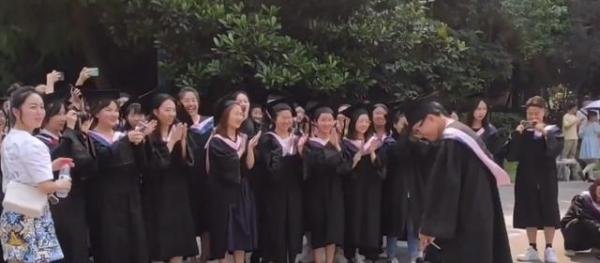 “对不起，大学四年都没让你们得到我！”四川一男生对全系女生道歉
