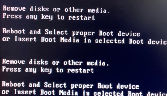 电脑开机显示remove disks or other media怎么解决？