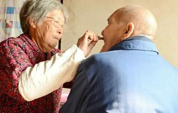 姐姐照顾脑瘫弟弟17年至今未婚,是什么支撑着她?