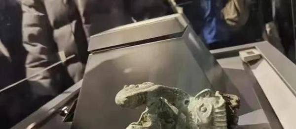 三星堆游客推搡致商代青铜器掉落,谁之过?
