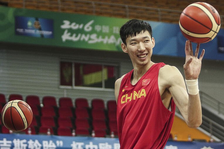 周琦CBA篮板数追平姚明,你觉得他和姚明之间谁更厉害一点?