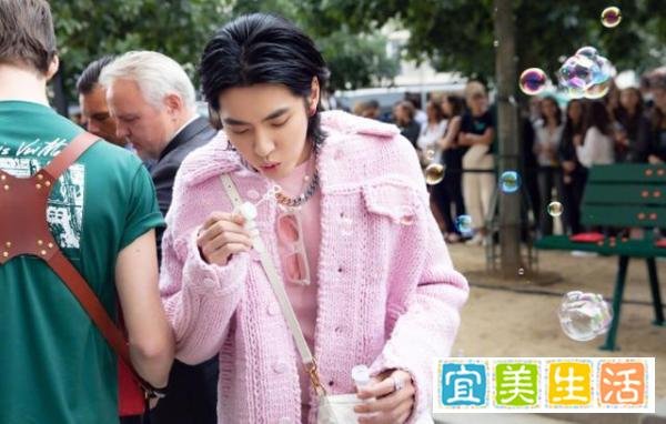 吴亦凡近照暴瘦30斤，脸部线条明朗，网友：胖瘦只在一念之间