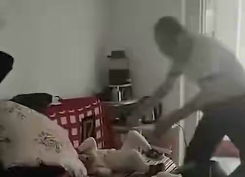 2岁儿子遭父亲摔死,母亲在一旁录像,为何不阻止?