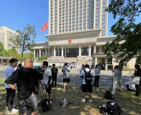 法子英朋友称劳荣枝是花钱的祖宗!他们之间究竟是什么关系?