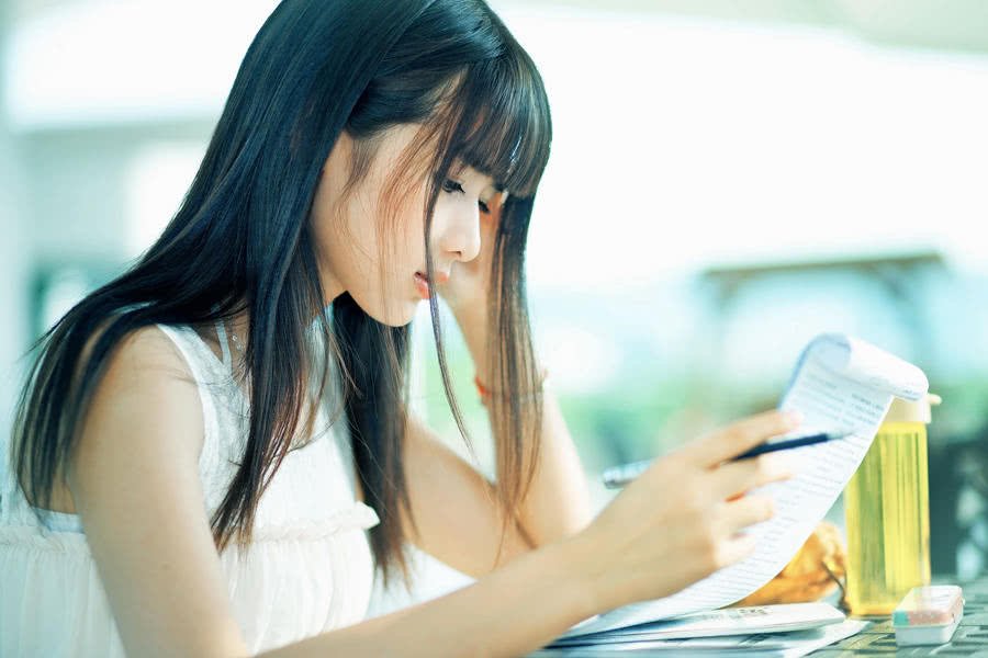 公交车上女孩遭遇咸猪手，为何没有人出手帮忙？