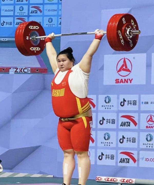 300斤举重女将这样睡纸板床 这是咋情况？
