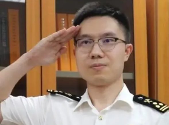 向港警敬礼的深圳海关关员找到了！其举动为何会戳到你？