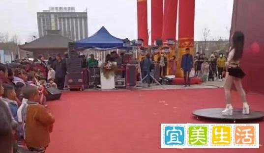 上蔡县政府主办的展销会上现衣着暴露女子表演钢管舞