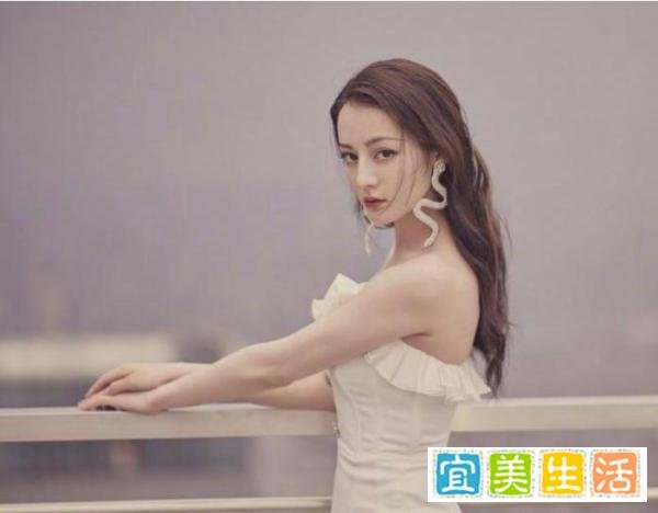 天天向上直播现场 男观众冲上台向迪丽热巴求婚