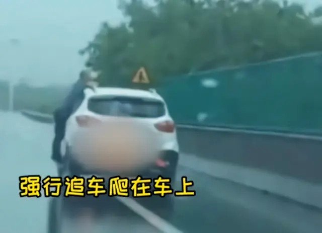 福建一名男子骑车示爱被拒强行挂女子车上,你如何看待该名男子的行为?