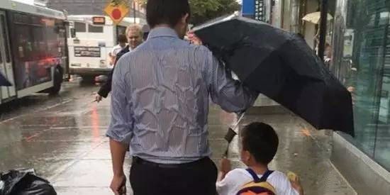 父爱如山爸爸在雨中这样为孩子挡雨是怎么回事?