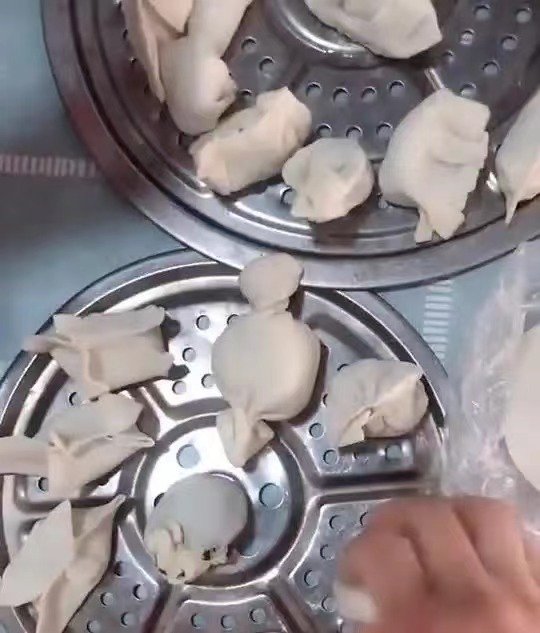 北京一公司过节包水饺吃出水龙头馅,如何看待包此水饺同事的“沙雕”行为?
