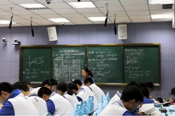 平行向量与共线向量的区别