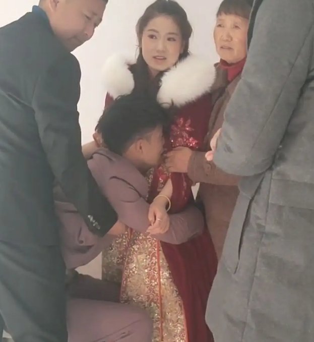 姐姐出嫁,弟弟坐席上哭成泪人,该怎样看待这样的姐弟感情呢?
