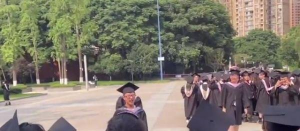 “对不起，大学四年都没让你们得到我！”四川一男生对全系女生道歉