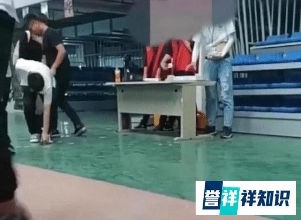 昆山电子厂粗暴扔证件引发3000人辞职，背后真相是什么？