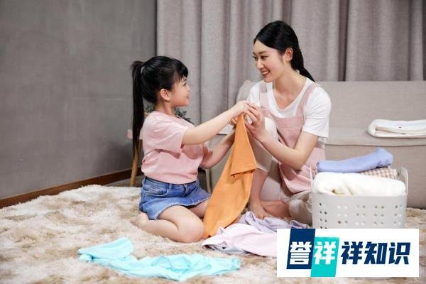 一岁多萌娃单手打鸡蛋，穿尿不湿炒菜，网友：忘喝孟婆汤的大厨