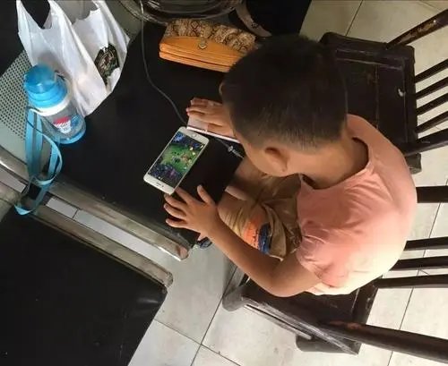男孩玩游戏刷光患癌父亲8万救命钱,游戏公司知道后的反应是怎样的?