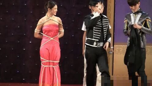 女生手脚被五花大绑的魔术