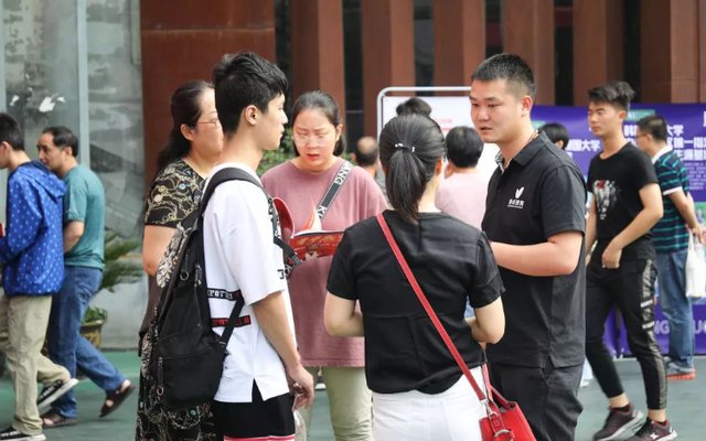 武汉大学和南京大学谁更强?什么样的学生适合报考?