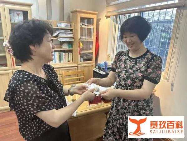 墙内发现40余万元巨额财物,她全上交了!
