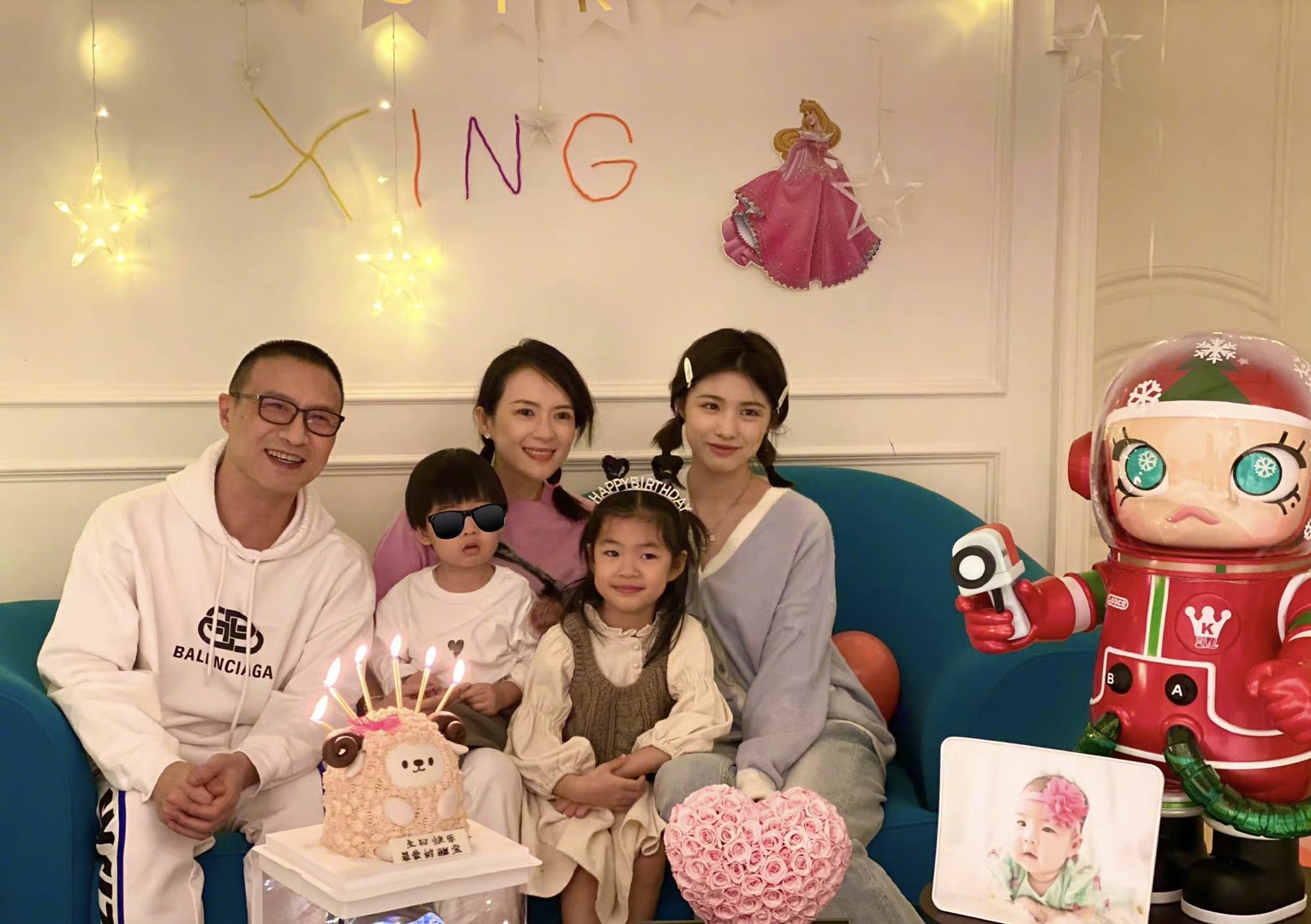 章子怡晒全家福为女儿庆生，她们一家人的生活有多幸福？