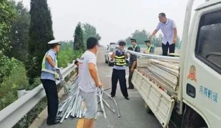 河北货车高速散落6千颗钉子30余辆车被扎,相关人员将会面临什么处罚?