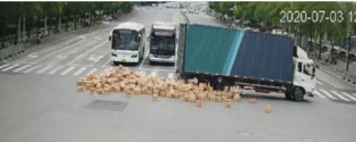 满载1000多箱的车当街翻车，满街酒香。司机崩溃，赔不起啊！