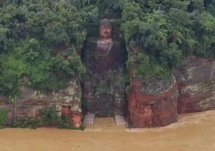 乐山大佛“真身”全部露出！三江汇流处水位极低，这对人民来说是好事吗？