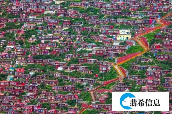色达的红房子什么被隔离成了很多区域？