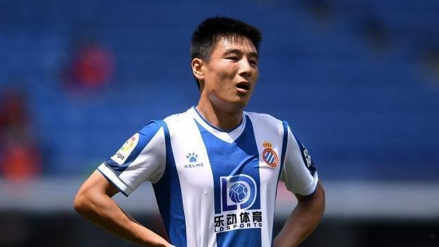 武磊国王杯强势1v3过人造红牌,如何评价他的表现?