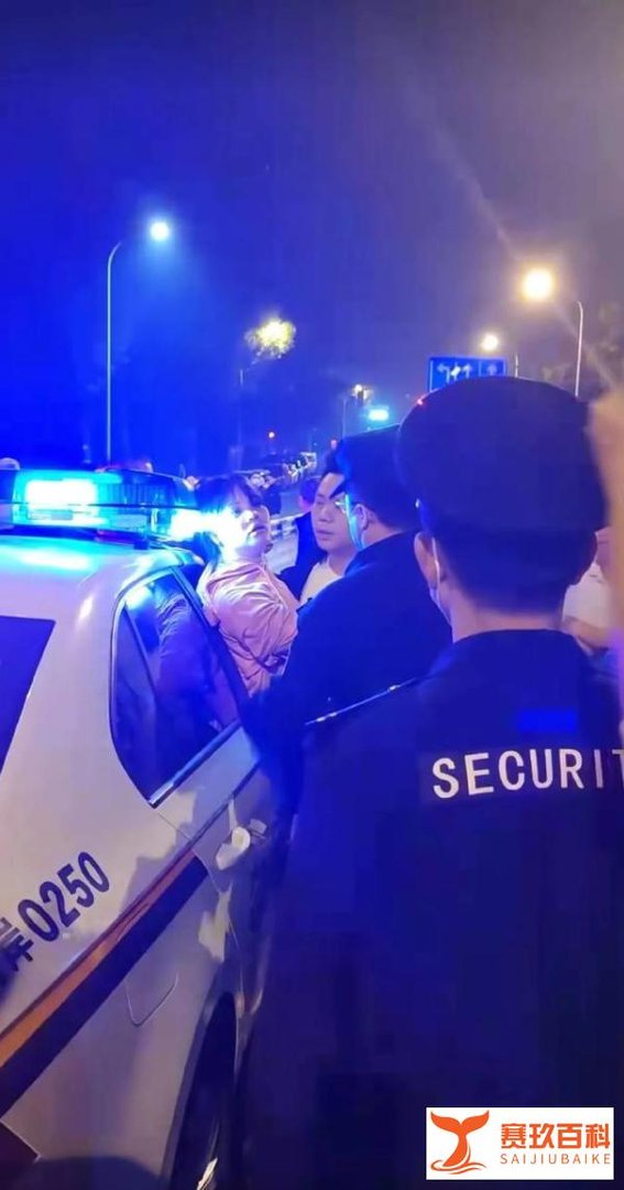 活该！重庆3名女子醉酒挑衅全小区，被小区的人打惨了！